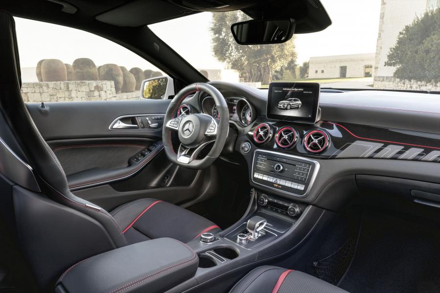 Интерьер Mercedes-AMG GLA45 4Matic 2017 года  (WW) (фото 25 из 40)